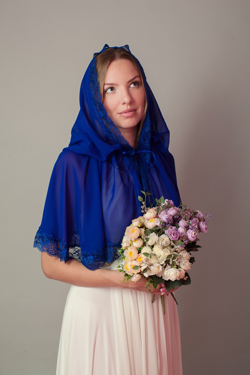 В пост какой платок одевать в церковь. Православная женщина. Платок для храма. Платок на голову для церкви. Платок в храм зеленый.